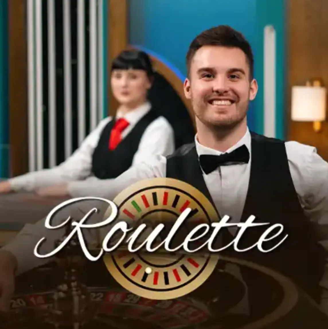 Live ruleta se živými krupiéry. Usměvavý krupiér u rulety, v pozadí krupiérka; přes snímek nápis „Roulette“.